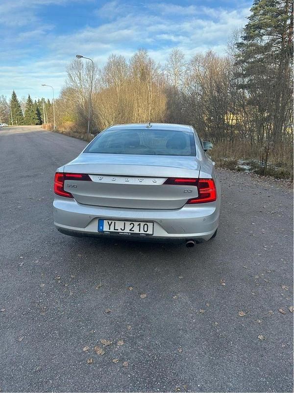Silver Begagnad 2018 Volvo S90 Momentum Sedan | 195 000 kr (Bra pris) - Bild 1/4