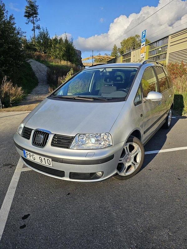 Silver Begagnad 2010 Seat Alhambra Minibuss | 52 000 kr - Bild 1/4