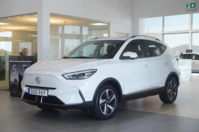 Vit (dover white) Begagnad 2022 MG ZS Luxury Sedan | 229 900 kr (Superpris) - Bild 1/4