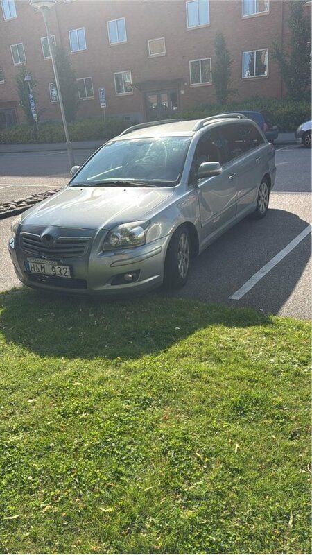 Grå Begagnad 2008 Toyota Avensis Kombi | 34 500 kr (Marknadspris) - Bild 1/2