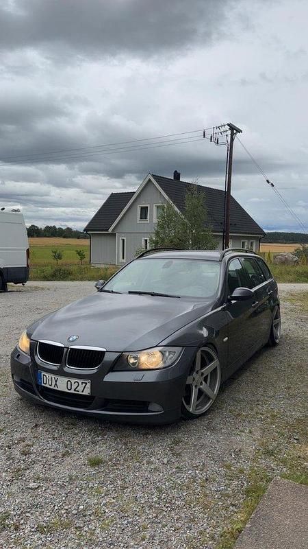 Grå Begagnad 2008 BMW 318 Advantage Kombi | 45 000 kr (Dyr) - Bild 1/4