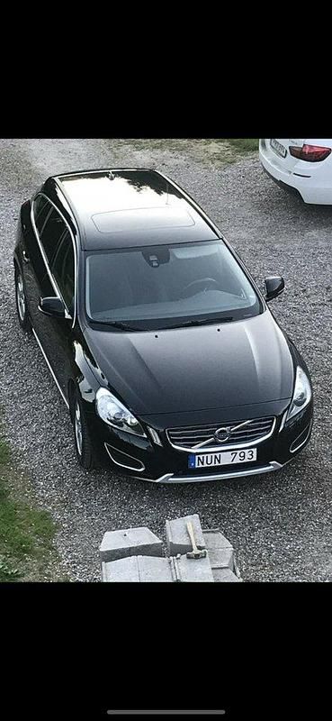 Svart Begagnad 2013 Volvo V60 Momentum Kombi | 68 000 kr (Marknadspris) - Bild 1/3