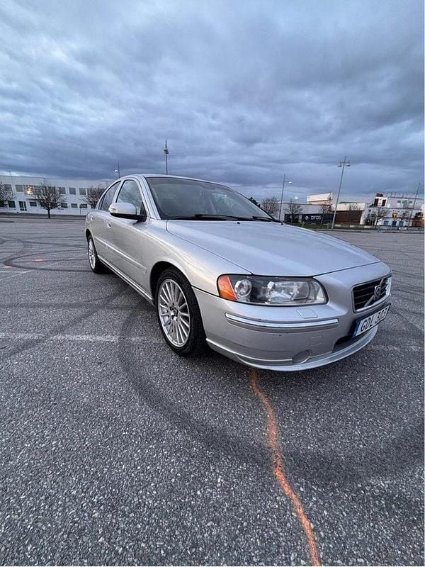Grå Begagnad 2007 Volvo S60 Summum Sedan | 59 000 kr (Lite dyr) - Bild 1/4