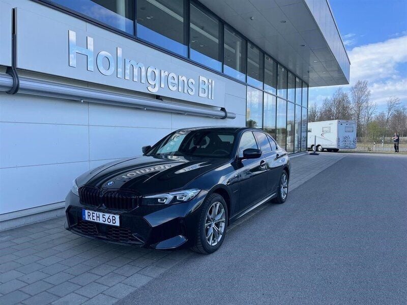 Svart Begagnad 2023 BMW 330e M Sport Kombi | 484 800 kr (Superpris) - Bild 1/4