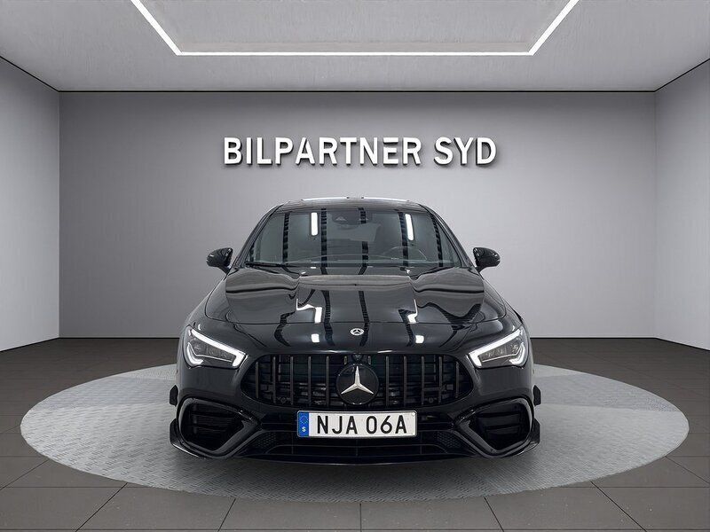 Svart Begagnad 2022 Mercedes CLA45 AMG Shooting Brake AMG Kombi | 549 900 kr (Marknadspris) - Bild 1/3