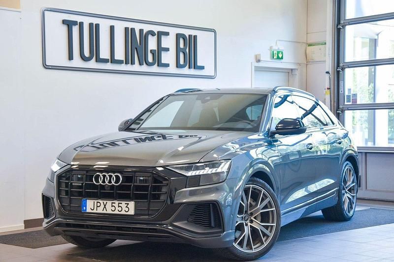 Grå Begagnad 2018 Audi Q8 S-Line SUV | 629 900 kr (Marknadspris) - Bild 1/4