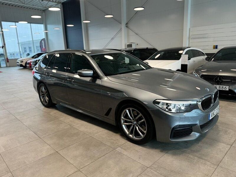 Blå Begagnad 2019 BMW 520 M Sport Kombi | 309 900 kr (Lite dyr) - Bild 1/4