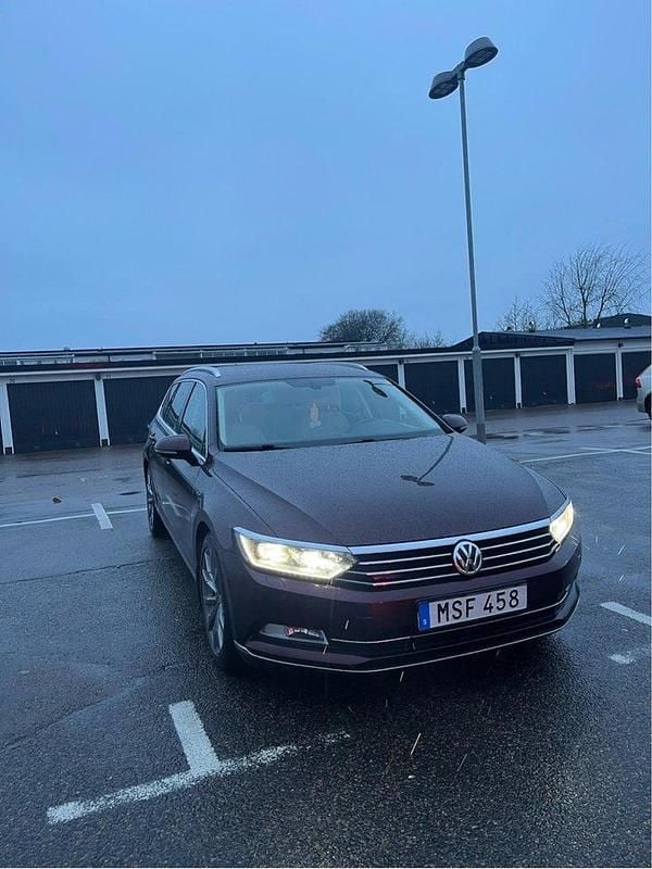 Röd Begagnad 2015 VW Passat GT Kombi | 159 000 kr (Lite dyr) - Bild 1/4