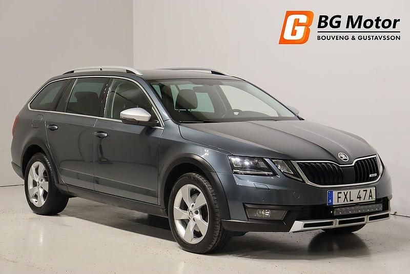 Grå Begagnad 2019 Skoda Octavia Scout Kombi | 229 700 kr (Marknadspris) - Bild 1/3