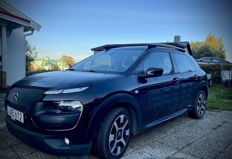 Svart Begagnad 2015 Citroën C4 Cactus PureTech Halvkombi | 64 000 kr (Bra pris) - Bild 1/2