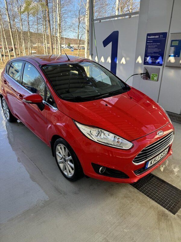 Röd Begagnad 2015 Ford Fiesta Titanium Halvkombi | 69 000 kr (Marknadspris) - Bild 1/4