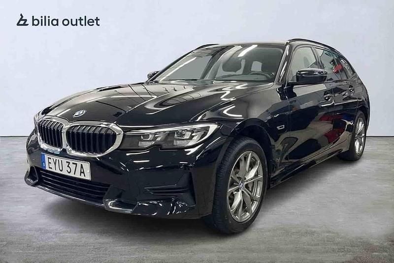 Svart Begagnad 2022 BMW 330e Kombi | 329 900 kr - Bild 1/1