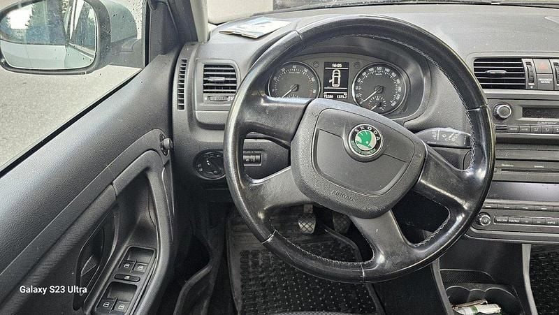 Grön Begagnad 2011 Skoda Fabia Halvkombi | 57 000 kr (Marknadspris) - Bild 1/4
