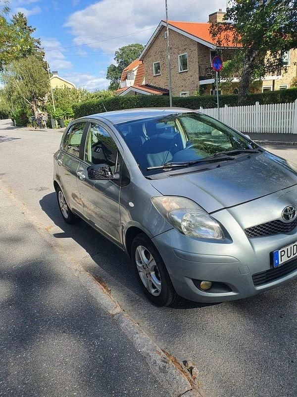 Grå Begagnad 2011 Toyota Yaris Halvkombi | 29 900 kr (Marknadspris) - Bild 1/4