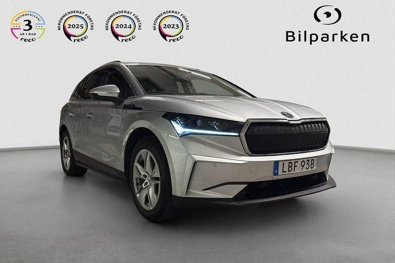 Grå Begagnad 2021 Skoda Enyaq iV SUV | 239 990 kr (Marknadspris) - Bild 1/4