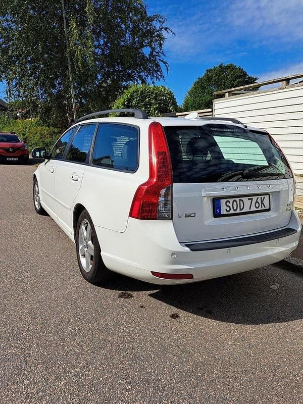Vit Begagnad 2010 Volvo V50 Momentum Kombi | 54 000 kr (Marknadspris) - Bild 1/4