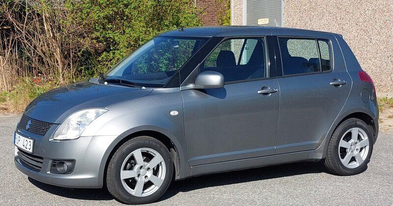 Grå Begagnad 2010 Suzuki Swift Halvkombi | 39 999 kr (Marknadspris) - Bild 1/4