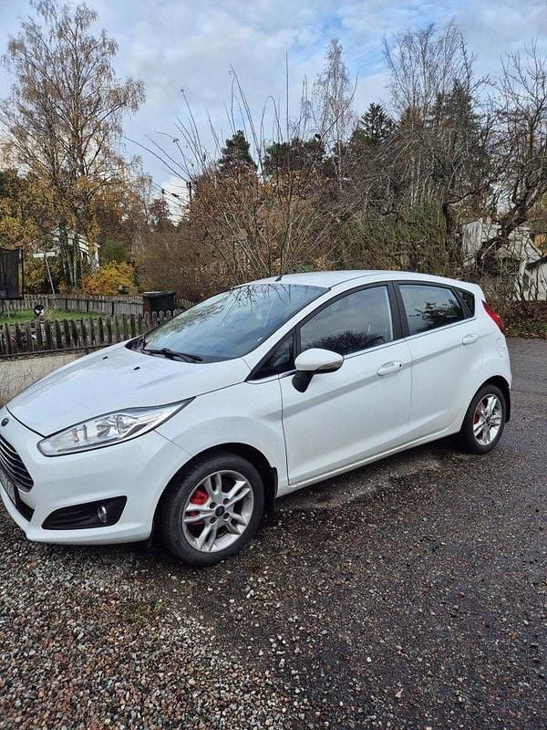Vit Begagnad 2016 Ford Fiesta Titanium Halvkombi | 55 000 kr (Superpris) - Bild 1/2