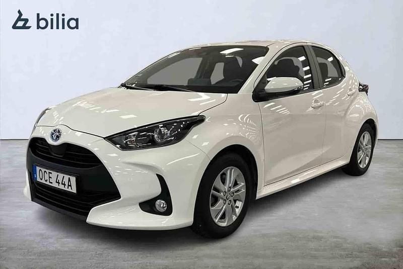 Vit Begagnad 2022 Toyota Yaris Hybrid Halvkombi | 204 900 kr (Marknadspris) - Bild 1/1