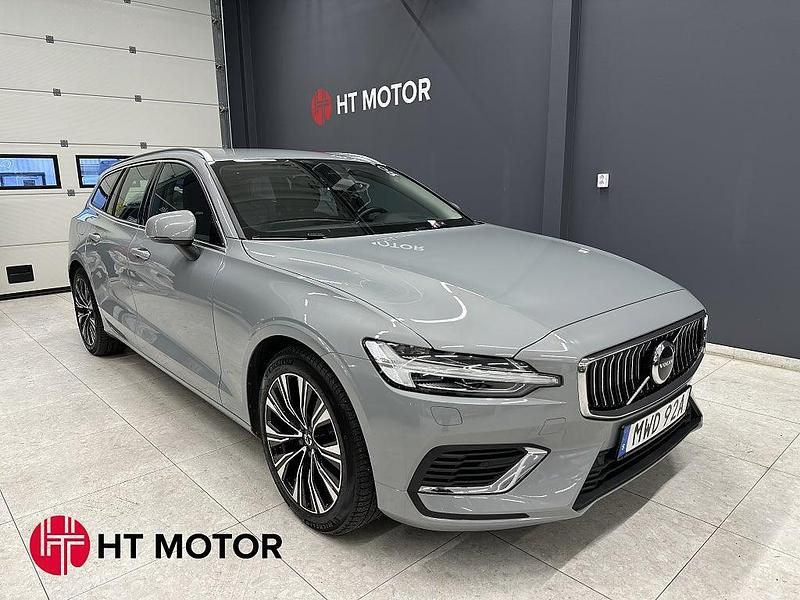 Grå Begagnad 2023 Volvo V60 Core Kombi | 399 400 kr (Marknadspris) - Bild 1/4