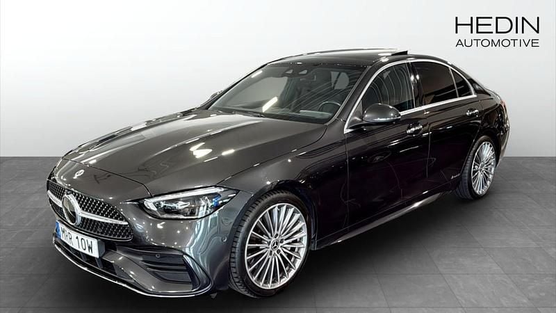 Grå (grey) Begagnad 2022 Mercedes C300e AMG Sedan | 420 000 kr - Bild 1/4
