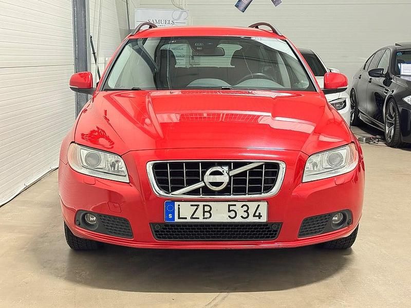 Begagnad Volvo V70 Momentum 163 HK (119 kW) 2011 Röd Kombi