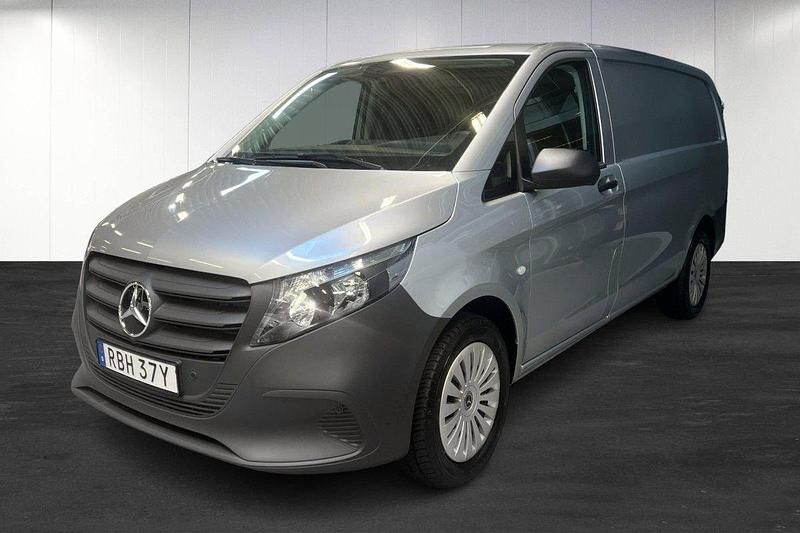Silver Ny 2024 Mercedes Vito Minibuss | 474 875 kr (Marknadspris) - Bild 1/4