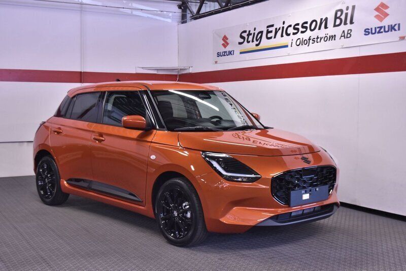 Orange Ny 2024 Suzuki Swift Halvkombi | 261 800 kr (Lite dyr) - Bild 1/4
