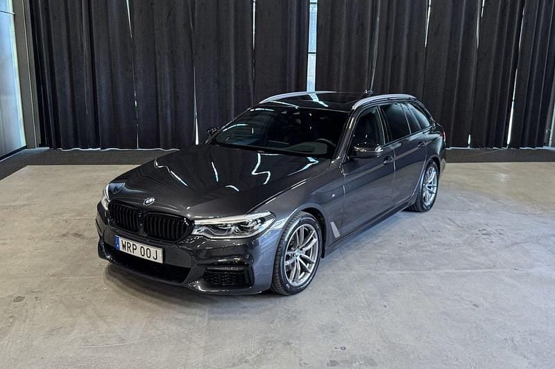 Grå Begagnad 2019 BMW 520 M Sport Kombi | 299 900 kr (Marknadspris) - Bild 1/4