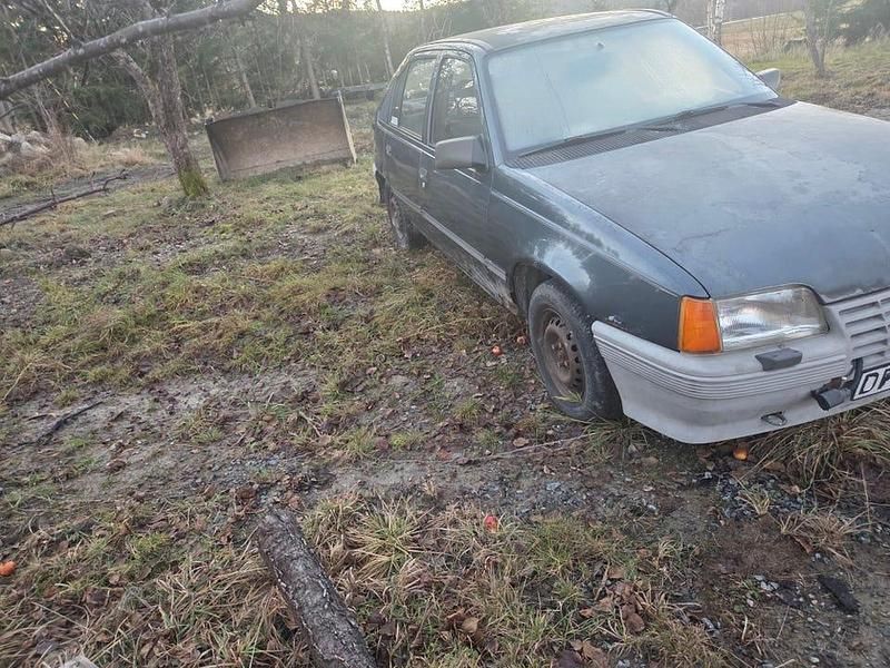 Begagnad Opel Kadett 75 HK (55 kW) 1985 Halvkombi