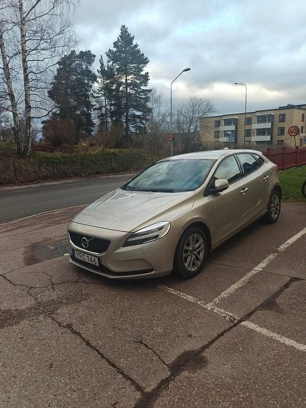 Begagnad 2017 Volvo V40 Halvkombi | 85 000 kr (Bra pris) - Bild 1/4