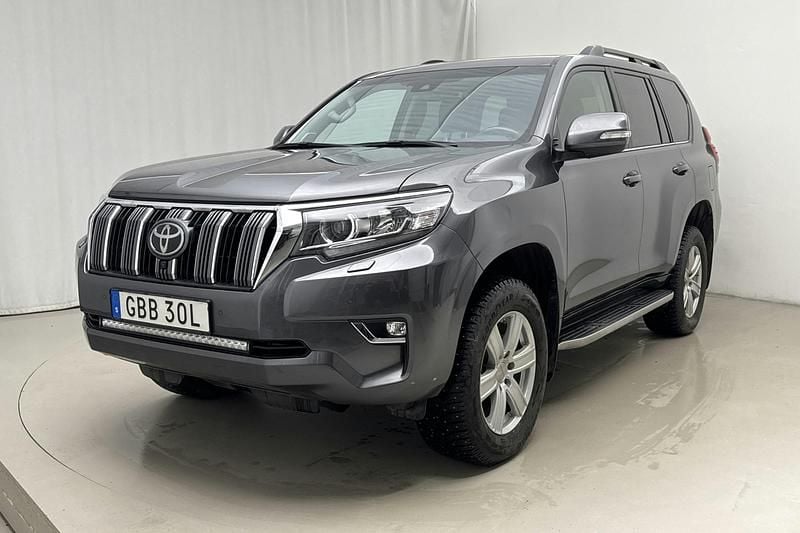 Mörkgrå Begagnad 2023 Toyota Land Cruiser | 769 000 kr (Superpris) - Bild 1/4