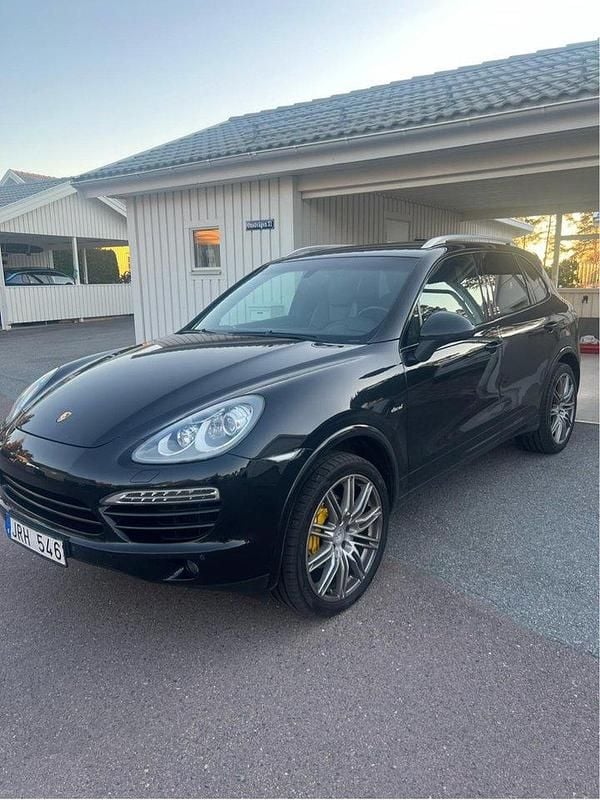Svart Begagnad 2012 Porsche Cayenne SUV | 195 000 kr (Marknadspris) - Bild 1/4