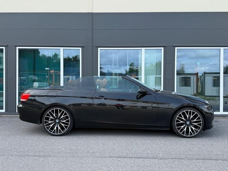 Svart Begagnad 2008 BMW 330 Cabriolet Comfort Edition Cab | 99 400 kr (Bra pris) - Bild 1/4