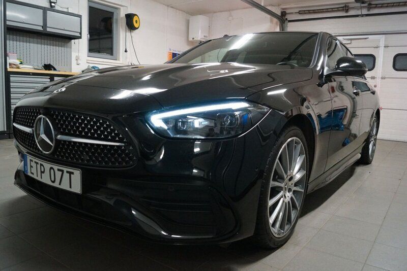 Svart (svartmetalic) Begagnad 2023 Mercedes C300e AMG Sedan | 569 000 kr (Dyr) - Bild 1/4