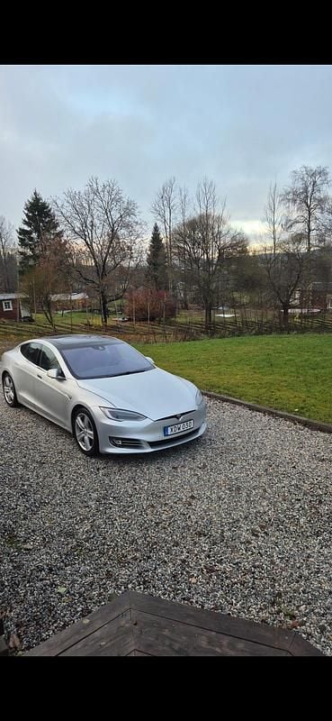 Silvermetallic Begagnad 2016 Tesla Model S Halvkombi | 250 000 kr (Lite dyr) - Bild 1/4
