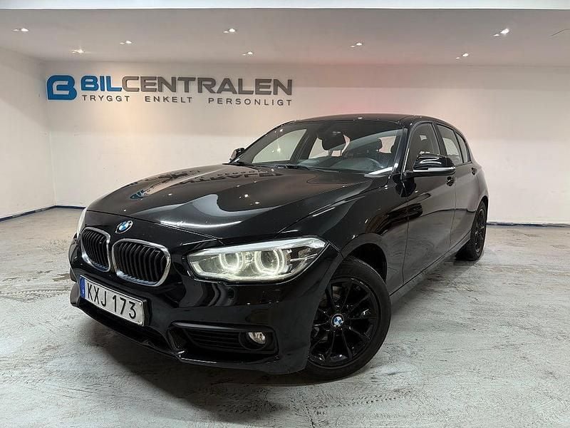 Svart Begagnad 2015 BMW 116 Advantage Halvkombi | 129 900 kr (Marknadspris) - Bild 1/4