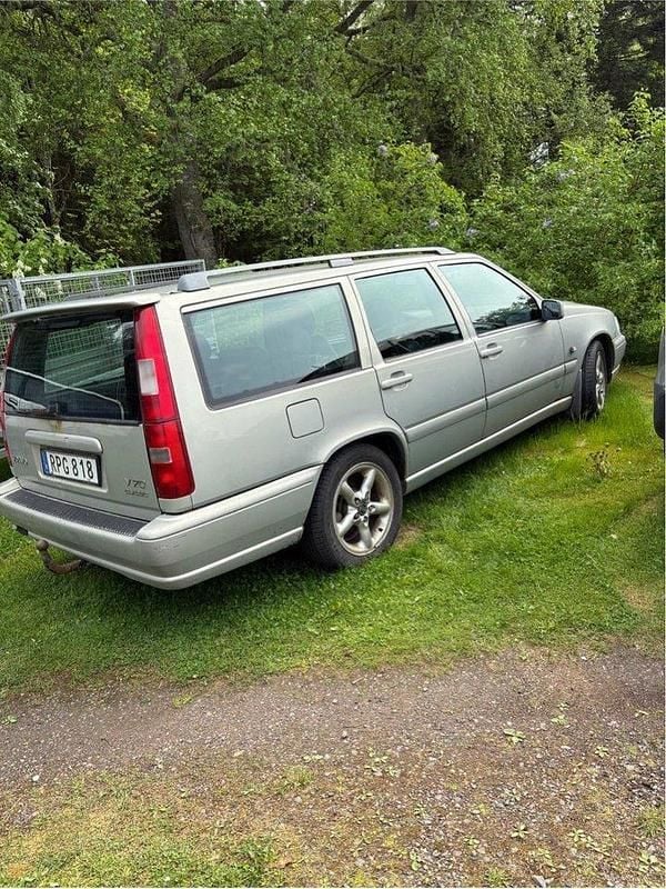 Grå Begagnad 2000 Volvo V70 Standard Kombi | 11 000 kr (Marknadspris) - Bild 1/3