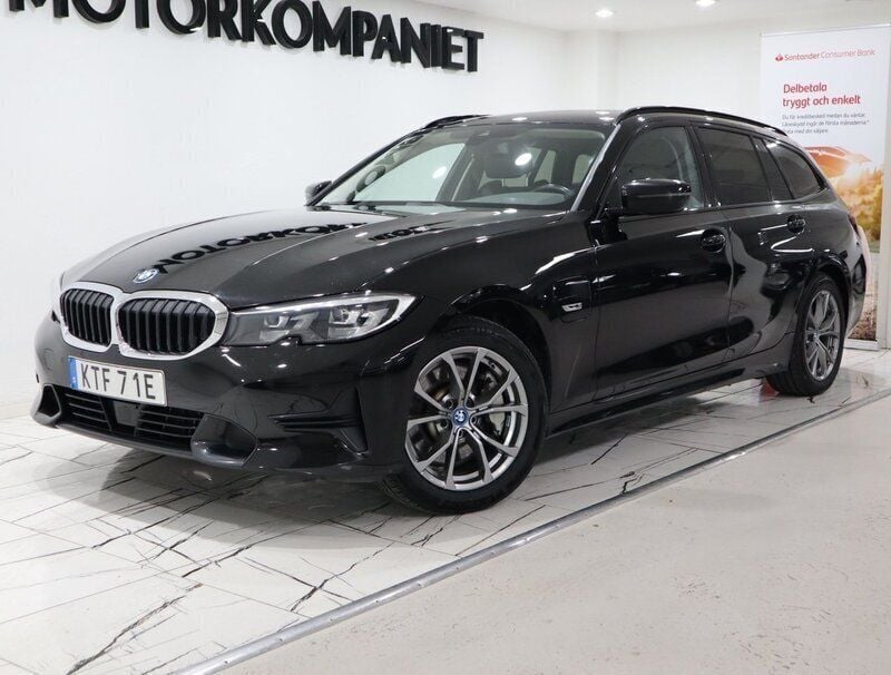 Svart Begagnad 2022 BMW 330e Sport Line Kombi | 289 900 kr (Superpris) - Bild 1/4