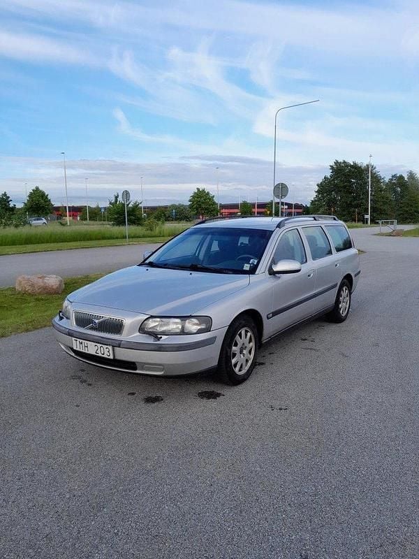 Grå Begagnad 2002 Volvo V70 Kombi | 24 000 kr (Marknadspris) - Bild 1/4