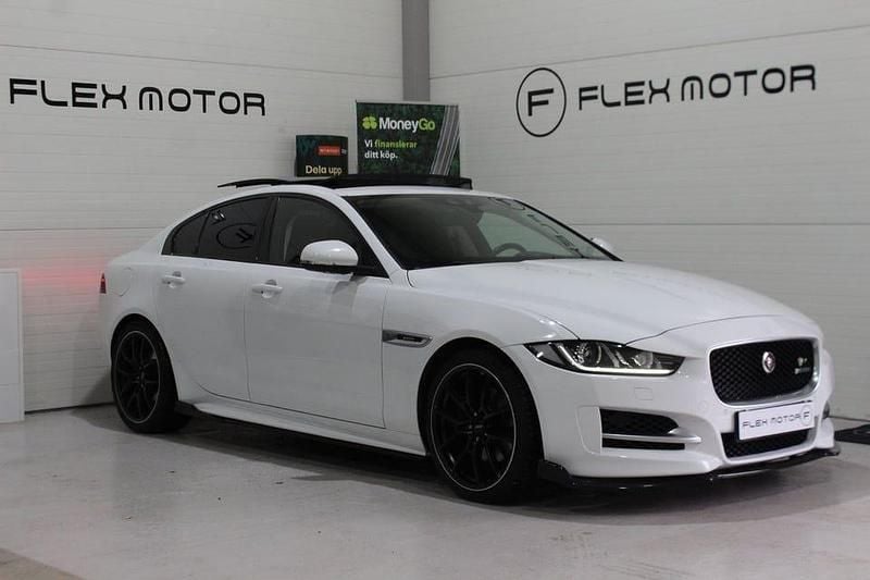 Begagnad Jaguar XE 180 HK (132 kW) 2016 Vit Sedan