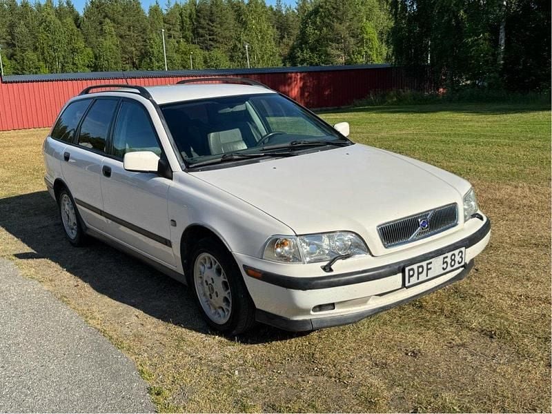 Vit Begagnad 2000 Volvo V40 Kombi | 29 000 kr - Bild 1/4