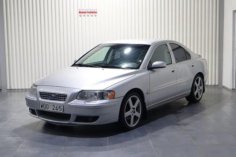 Ljusgrå Begagnad 2004 Volvo S60 Momentum Sedan | 64 900 kr (Lite dyr) - Bild 1/4