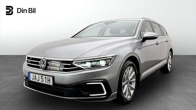 Silver Begagnad 2023 VW Passat Executive Kombi | 369 900 kr (Marknadspris) - Bild 1/4