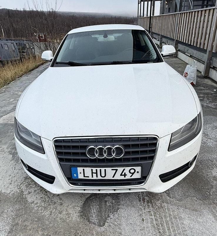 Vit Begagnad 2009 Audi A5 Comfort Sportkupé | 44 000 kr (Marknadspris) - Bild 1/4