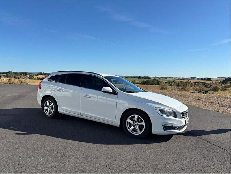 Vit Begagnad 2015 Volvo V60 Momentum Kombi | 110 000 kr (Bra pris) - Bild 1/4