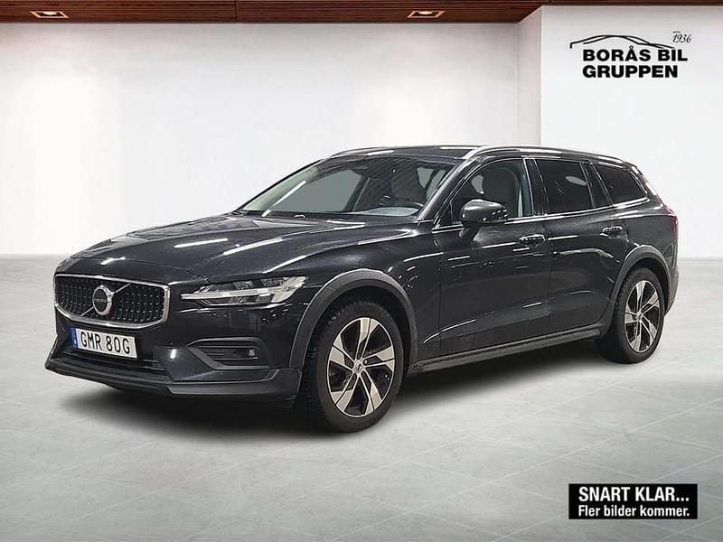 Svart Begagnad 2023 Volvo V60 CC Core Kombi | 379 000 kr (Marknadspris) - Bild 1/2