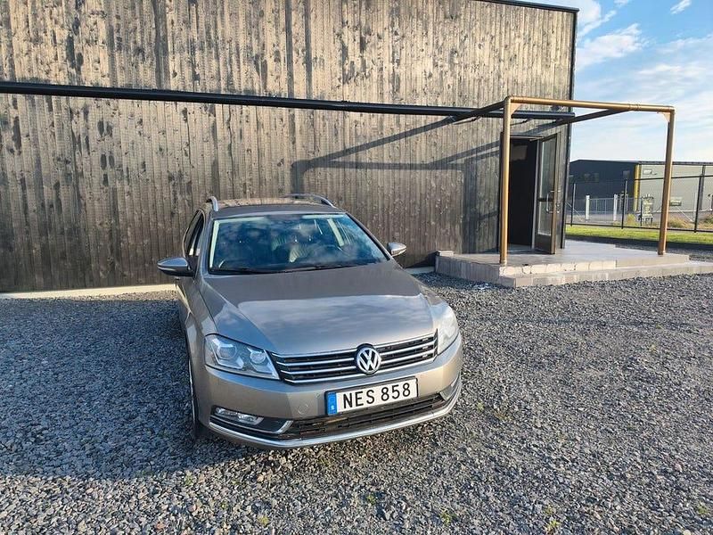 Ljusbrun Begagnad 2013 VW Passat Kombi | 79 600 kr (Dyr) - Bild 1/3