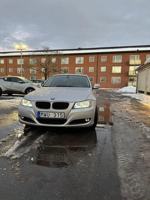 Begagnad BMW 318 143 HK (105 kW) 2009 Sedan