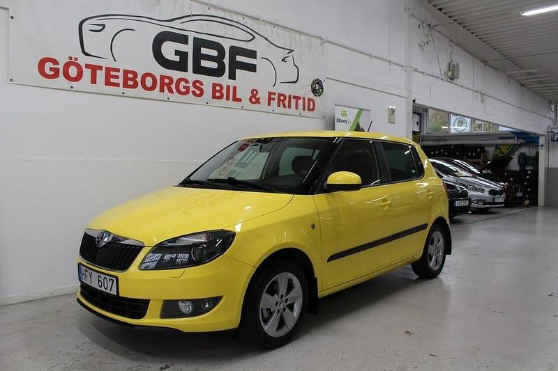 Gul Begagnad 2013 Skoda Fabia Ambiente Halvkombi | 69 900 kr (Marknadspris) - Bild 1/3